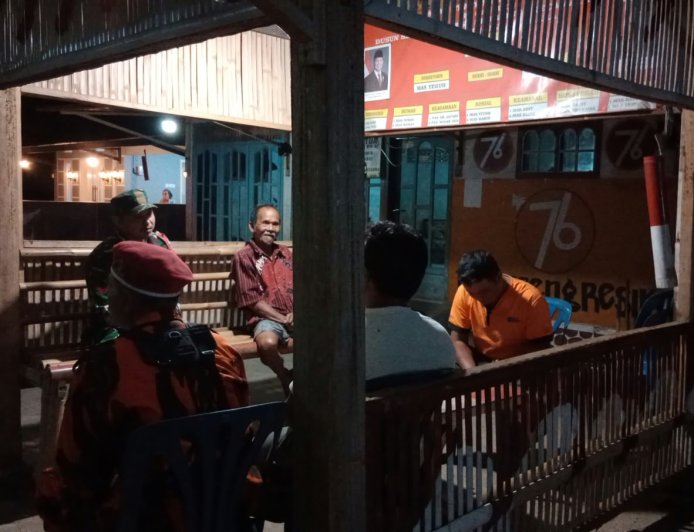 Perkuat Keamanan Lingkungan, Babinsa Koramil 15/Rakit Patroli Malam Bersama Pemuda Pancasila