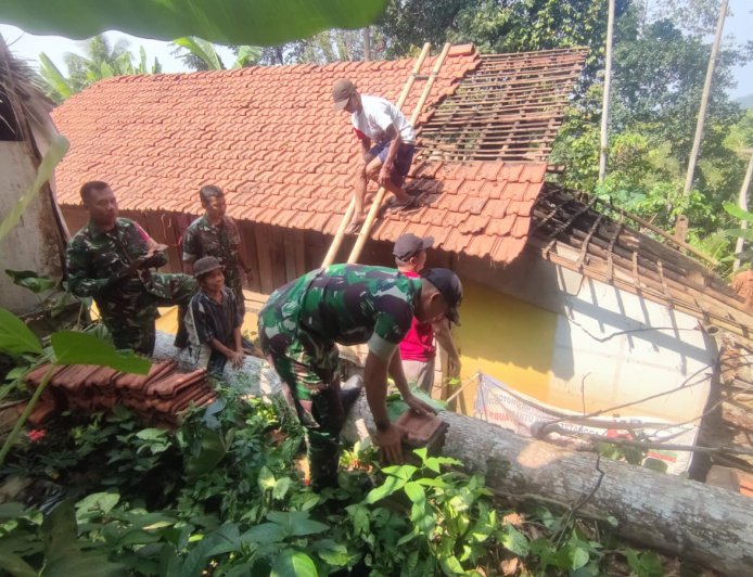 Koramil 11/Punggelan Bersama Warga Gotong Royong Bedah Rumah Bapak Hendi di Jembangan