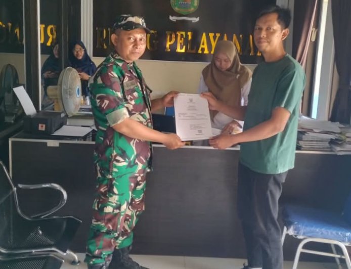 Babinsa Koramil 15/Rakit Dampingi Warga Desa Luwung Urus Akta Kelahiran