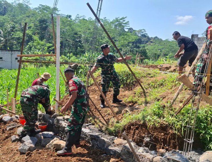Gotong Royong Danramil Dan Babinsa Bantu Pembuatan Pondasi  Rumah Milik Warga