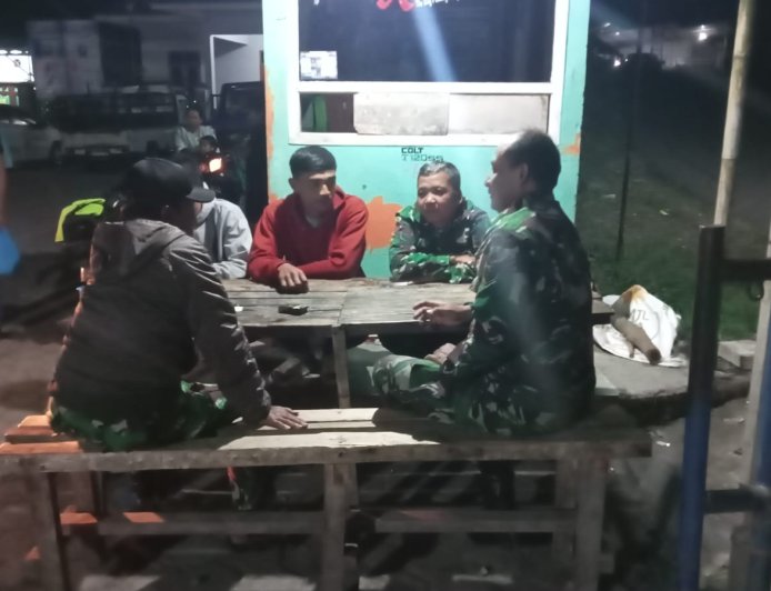 Keamanan Lingkungan Babinsa Koramil 17/Wanayasa melaksanakan Patroli Malam