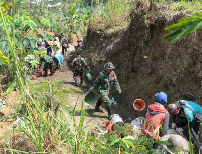Danramil Beserta Babinsa Koramil 16/Pejawaran Turun Langsung Kerja Bakti Pengecoran Jalan UsahaTani