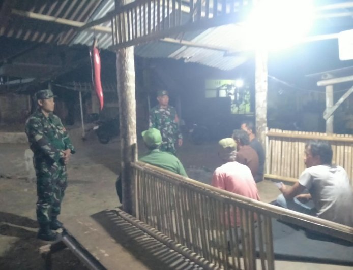BABINSA KORAMIL 02/KLAMPOJ BERSAMA SATUAN LINMAS DAN WARGA MASYARAKAT DALAM KEGIATAN SISKAMLING