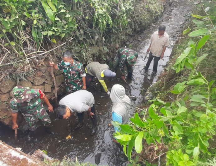 Danramil 17/Wanayasa Turut Serta Melaksanakan Kerja Bhakti Pembersihan Sungai di Desa Binaan