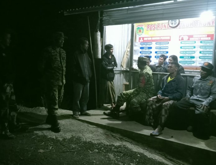 Jaga Keamanan Lingkungan Babinsa Koramil 04 Karangkobar Melaksanakan Patroli Siskamling Bersama Linmas Dan Warga