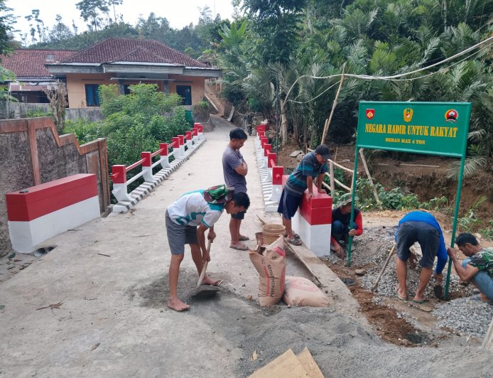 Pemasangan Plang “Negara Hadir untuk Rakyat” Warnai Pembangunan Jembatan Garuda di Paweden