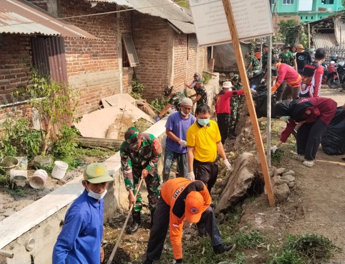 Koramil 02/Klampok Bersama Warga Bersihkan Saluran Irigasi