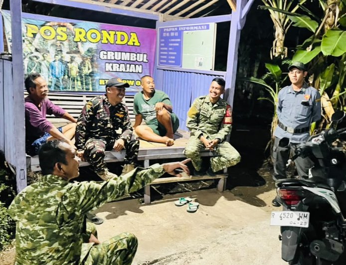 Tingkatkan Lingkungan Aman, Babinsa Patroli Rutin Bersama Anggota Linmas dan Banser