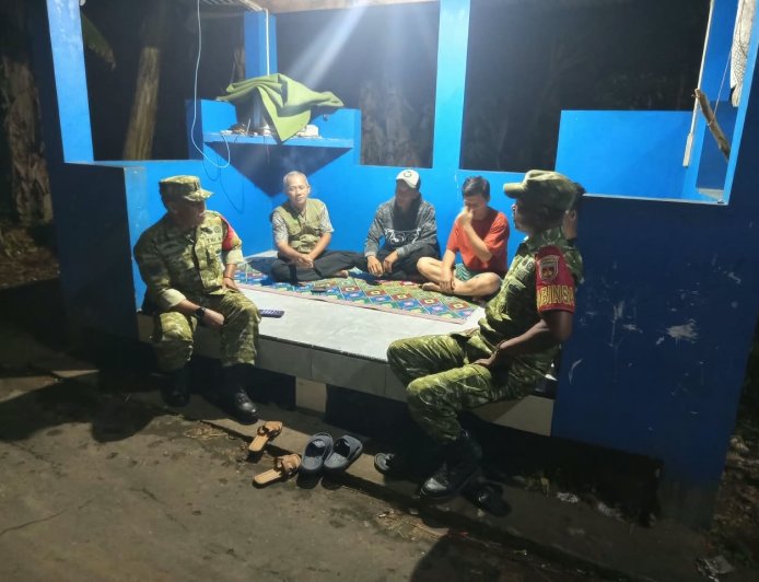 Serka Suyadi Risman Bersama Anggota Lettu Infanteri Eka Purwanta Laksanakan Patroli Siskamling di Desa Pucang