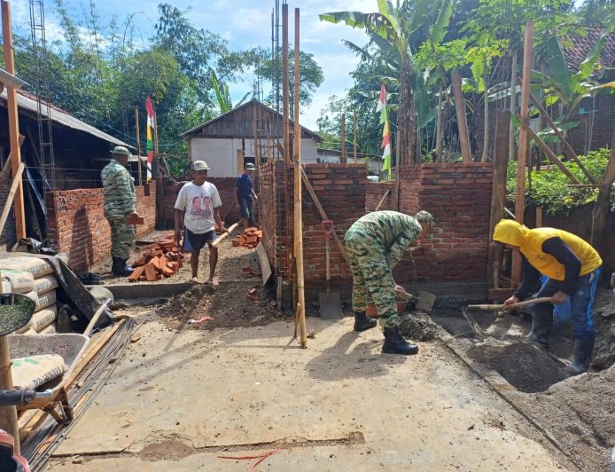 Danramil 06/kalibening bersama warga melaksanakan pendampingan kegiatan Rehabilitasi Rumah Tidak Layak Huni 