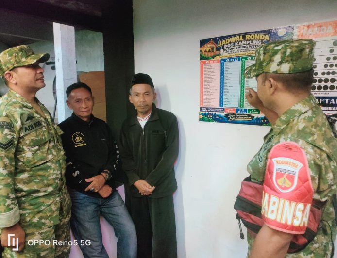 Patroli Siskamling Babinsa Koramil 12 Sigaluh Pastikan Lingkungan Warga Aman