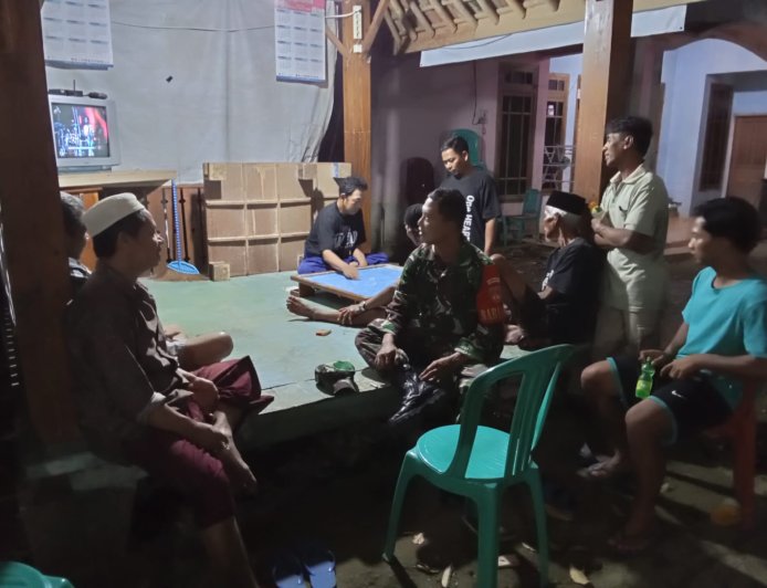Babinsa Laksanakan Patroli Sambang Kamling Di Wilayah Binaan