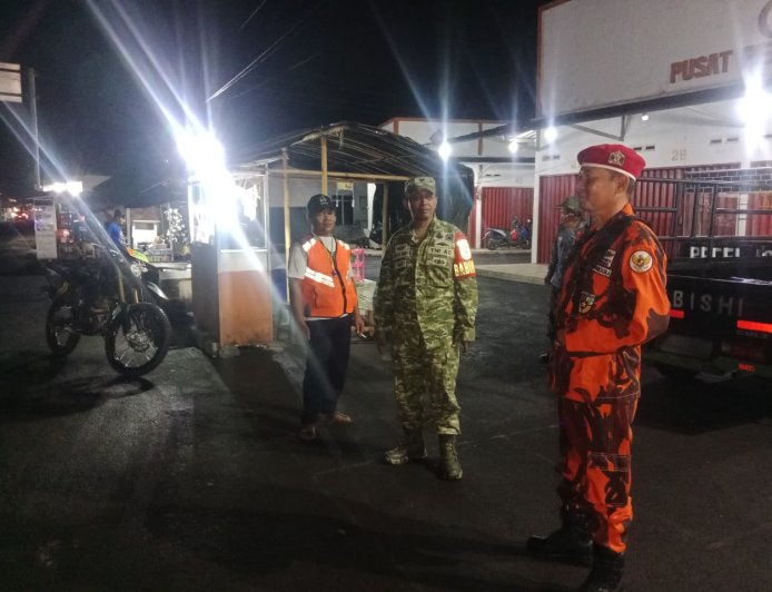 Babinsa bersama Ormas Pemuda Pancasia Intensifkan Patroli Malam di wilayah Wujudkan Lingkungan Aman dan Kondusif