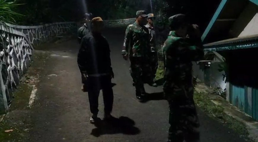 Jaga Keamanan Lingkungan Babinsa Koramil 04/Karangkobar Melaksanakan Patroli Siskamling Bersama Linmas Dan Warga