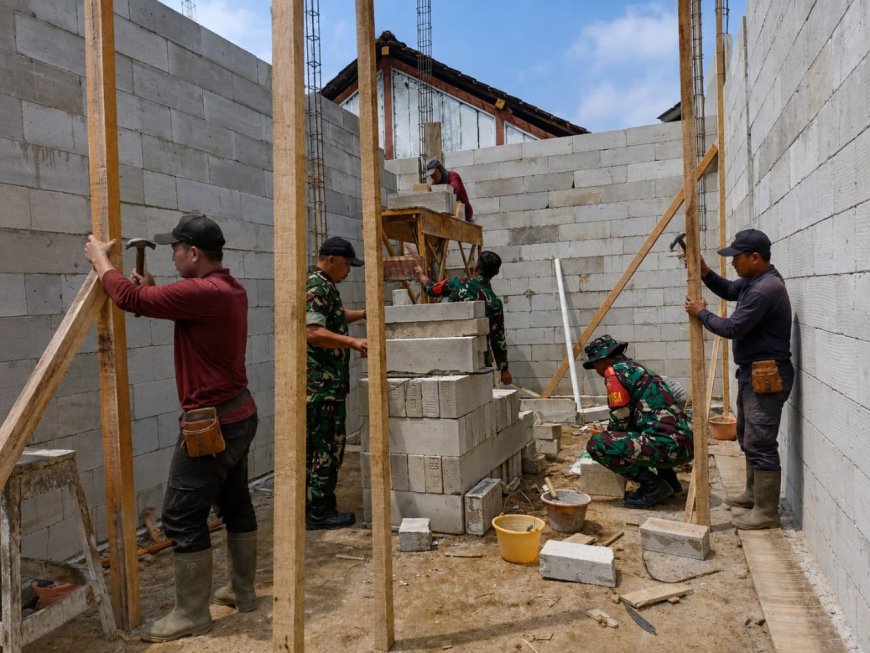 Babinsa Koramil 16/Pejawaran Bantu Pembangunan Rumah Tidak Layak Huni