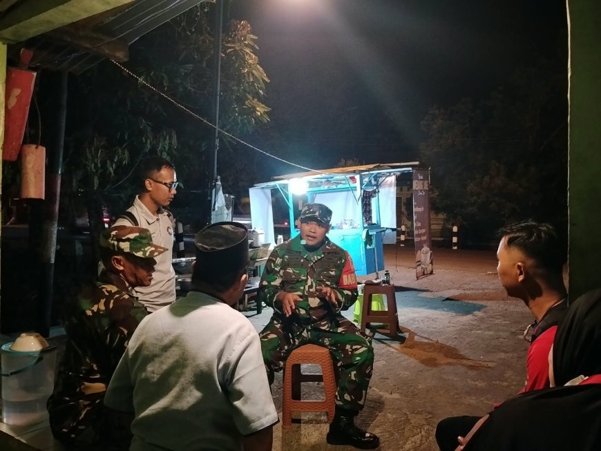 Pastikan Lingkungan Warga Aman Babinsa Laksanakan Patroli Siskamling