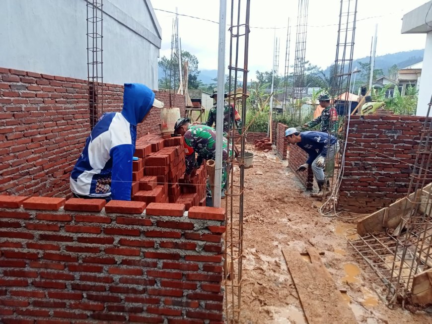 Danramil 06/kalibening bersama warga melaksanakan pendampingan kegiatan Rehabilitasi Rumah Tidak Layak Huni