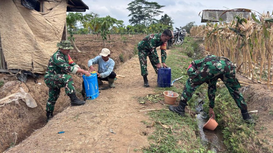 Babinsa Serka Supriyanto Dampingi Petani dan Berikan Penjelasan Pencampuran Herbisida yang Tepat