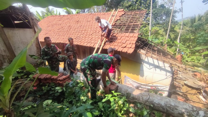 Koramil 11/Punggelan Bersama Warga Gotong Royong Bedah Rumah Bapak Hendi di Jembangan