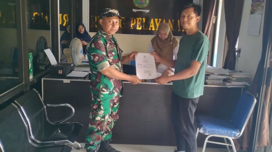Babinsa Koramil 15/Rakit Dampingi Warga Desa Luwung Urus Akta Kelahiran
