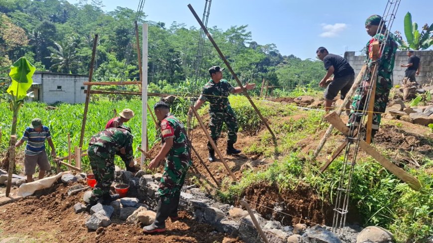 Gotong Royong Danramil Dan Babinsa Bantu Pembuatan Pondasi  Rumah Milik Warga