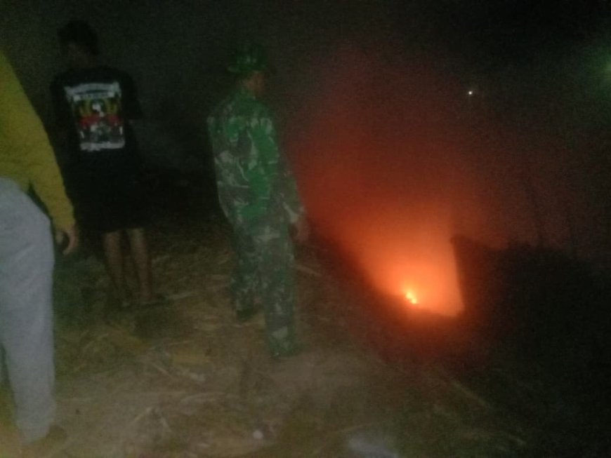 Kebakaran Limbah Penggergajian Kayu di Argasoka, Babinsa dan Damkar Bergerak ke Lokasi
