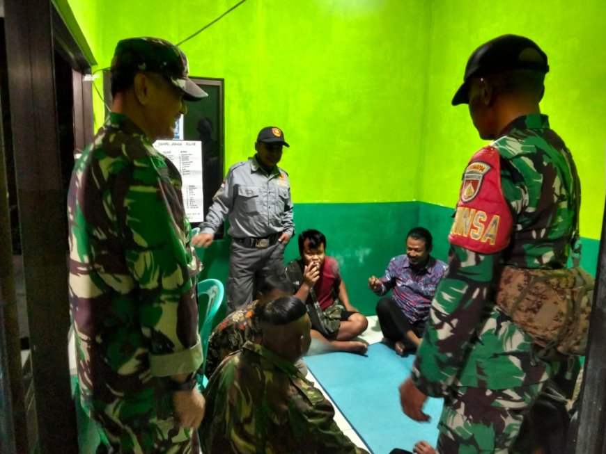 PASTIKAN WILAYAH AMAN, DANRAMIL DAN BABINSA LAKSANAKAN PATROLI SISKAMLING