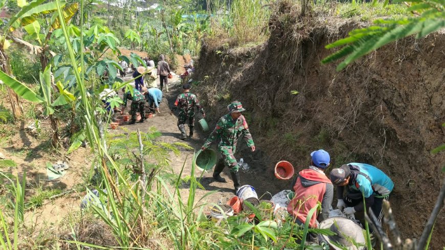 Danramil Beserta Babinsa Koramil 16/Pejawaran Turun Langsung Kerja Bakti Pengecoran Jalan UsahaTani