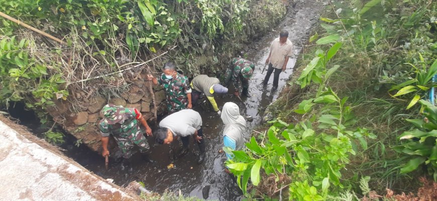 Danramil 17/Wanayasa Turut Serta Melaksanakan Kerja Bhakti Pembersihan Sungai di Desa Binaan
