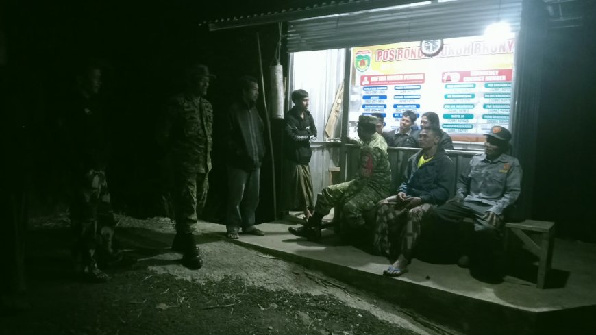 Jaga Keamanan Lingkungan Babinsa Koramil 04 Karangkobar Melaksanakan Patroli Siskamling Bersama Linmas Dan Warga