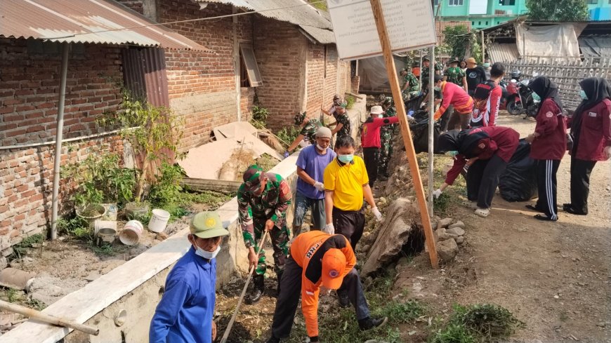 Koramil 02/Klampok Bersama Warga Bersihkan Saluran Irigasi