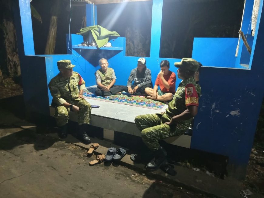 Serka Suyadi Risman Bersama Anggota Lettu Infanteri Eka Purwanta Laksanakan Patroli Siskamling di Desa Pucang