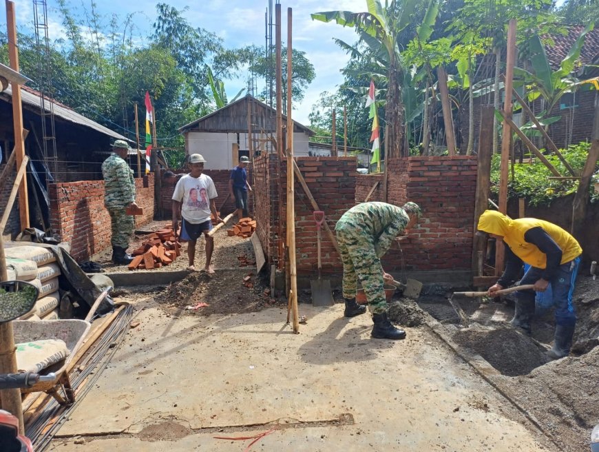 Danramil 06/kalibening bersama warga melaksanakan pendampingan kegiatan Rehabilitasi Rumah Tidak Layak Huni 