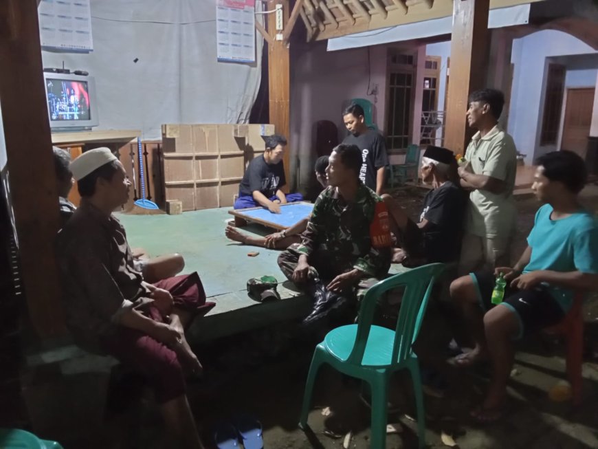 Babinsa Laksanakan Patroli Sambang Kamling Di Wilayah Binaan