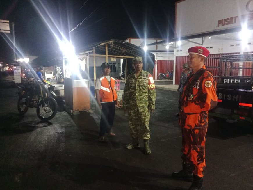 Babinsa bersama Ormas Pemuda Pancasia Intensifkan Patroli Malam di wilayah Wujudkan Lingkungan Aman dan Kondusif